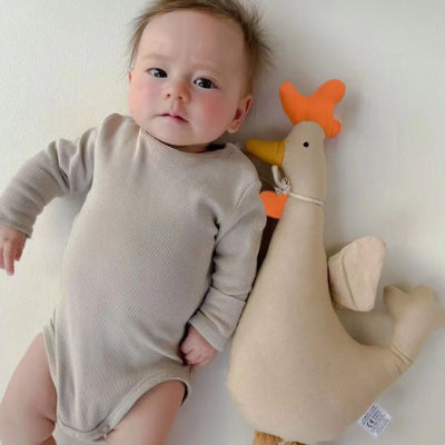 Bébé allonger avec son doudou ptit reveur la poule