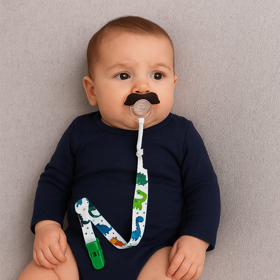 Bébé assis attache sucette