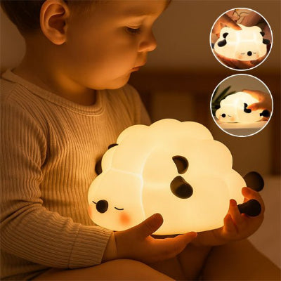 bébé observe sa veilleuse bébé dans ses mains