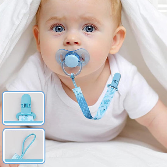 Bébé sous couverture attache tétine bleue