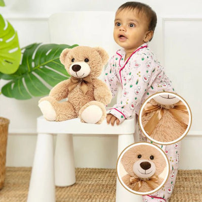 enfant debout et tiens sa table, doudou ours sur la table