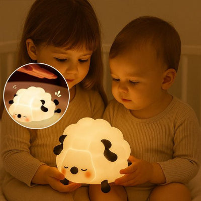 enfants observent la veilleuse bébé ptit nuage