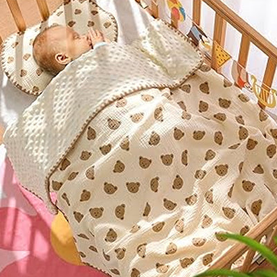 fille endormie dans son lit sous sa couverture bébé