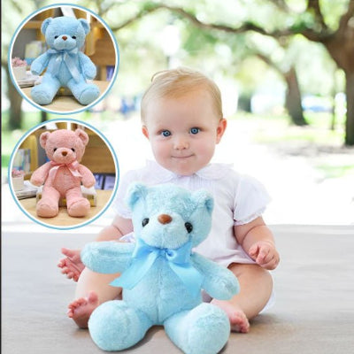 fillette assise dans le parc son ours doudou ptit pompon devant elle