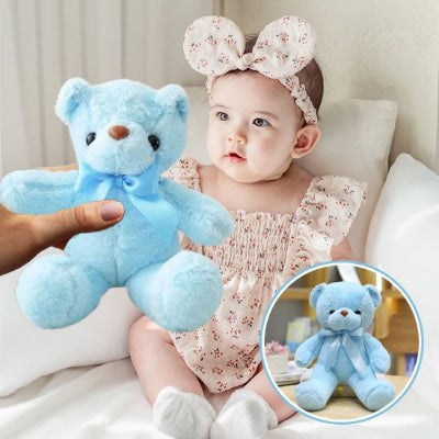 fillette attrape ours doudou ptit pompon donné par sa maman