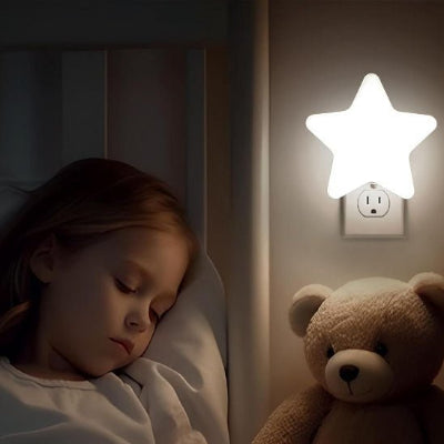 fillette dort paisiblement dans le lit veilleuse murale bébé