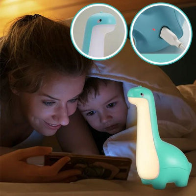 maman et son enfant regardent gsm sous la couverture veilleuse dino rex