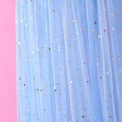 moustiquaire lits bleu orné de petites étoiles