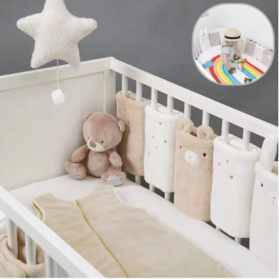 Le tour de lit modulable forme de coussinets tout doux décorés d'ourson et de lapin protégé les barreaux du lit avec une touche de tendresse