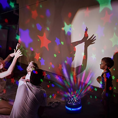 veilleuse bébé projection plafond parents jouent avec enfants le  reflet d'ombres sur le mur