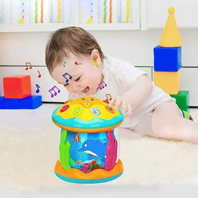Assis sur le tapis, bébé explore son projecteur veilleuse avec curiosité, fasciné par les formes et les couleurs