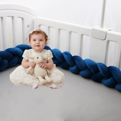 Assise avec son doudou, la fillette est protégée par une tresse de lit cabane bleu marine qui crée un nid apaisant