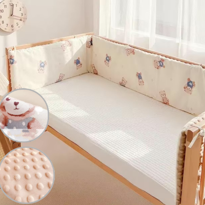 Avec son motif d'ours, le tour de lit matelasse beige habille le lit et offre un cocon doux et sécurisant pour bébé.
