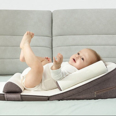   Bébé allongé sur un cale pour bebe StarrySlumber™ de couleur marron