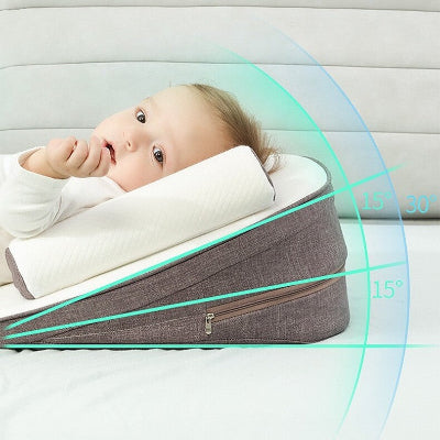   Bébé allongé sur un cale pour bebe StarrySlumber™ marron.