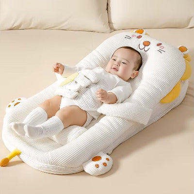 Bébé, bien au chaud et installé dans son reducteur de lit bebe HeatPad™