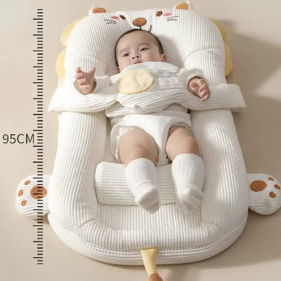 Bébé bien installé pour de doux moments dans son reducteur de lit bebe HeatPad™