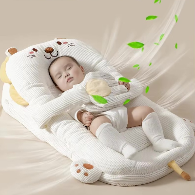 Bébé dort paisiblement dans son reducteur de lit bebe HeatPad™