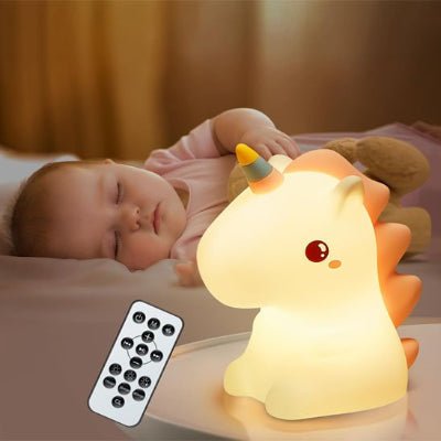 Bébé endormi paisiblement, sous la lumière de sa bébé veilleuse UniLight™ en forme de licorne 