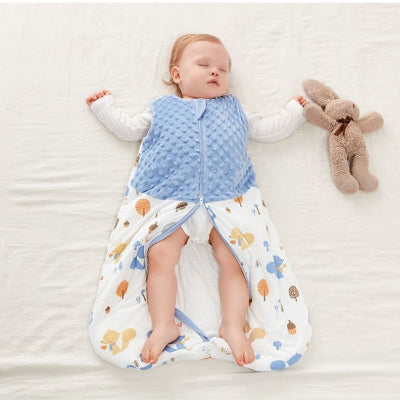 Bébé endormi sur un lit, turbulette hiver ouverte laissant apparaître les pieds.