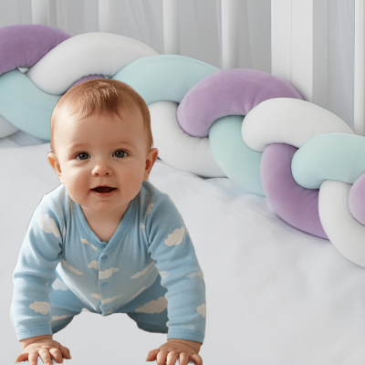 Bébé à quatre pattes dans le lit entouré par une tresse de lit de 3 m aux couleurs violet, blanc et vert d'eau