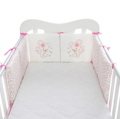 Berceau équipe d'un tour de lit bébé fille blanc aux motifs fleuris avec deux coussins ornés d'un ourson brode