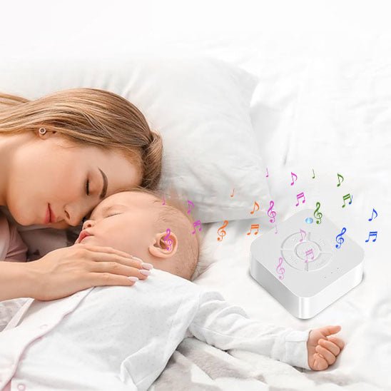 Blotti contre sa maman, un bébé s'endort paisiblement sous la douce lumière du jour, bercé par la tendre mélodie de sa veilleuse bruit blanc ZenGlow™ posée à ses côtés