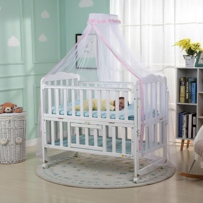 Dans son lit, le bébé dort paisiblement, entouré de sa moustiquaire pour lit bébé suspendue comme un voile de douceur.