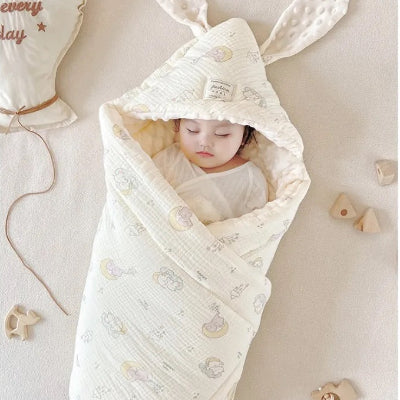 Dans sa turbulette à éléphants, la fillette s’abandonne au sommeil, paisible et tranquille.