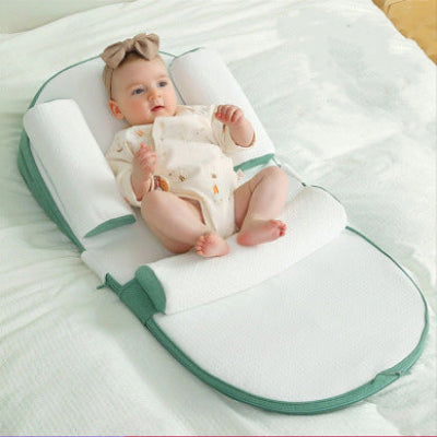 Fillette installée sur un cale pour bebe StarrySlumber™  de couleur verte