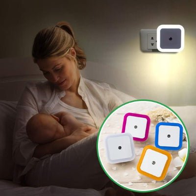 Maman allaite son bébé à la lueur de la veilleuse murale bebe DreamNight™