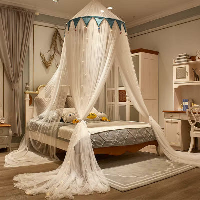 Moustiquaire bébé lit suspendue en dôme bleu au-dessus du lit créant un espace apaisant et protecteur pour l'enfant