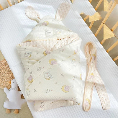 Posée sur le lit, la turbulette à motif d’éléphants semble prête à accueillir de doux rêves.