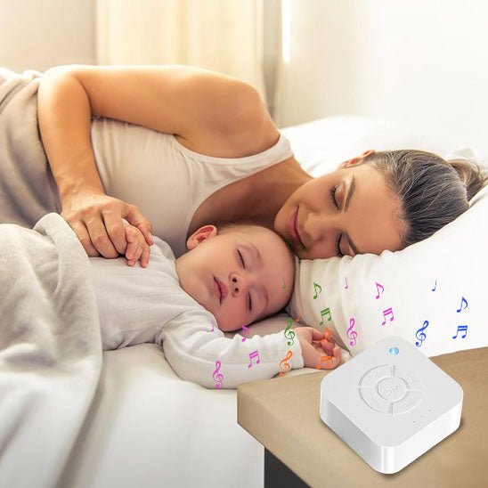 Sieste complice  entre une maman et son bébé, accompagnés d'une veilleuse bruit blanc ZenGlow™ pour un sommeil serein.