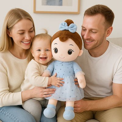 Sur le canapé, papa et maman gardent leur fille sur leurs genoux, blottie contre sa poupée de chiffon