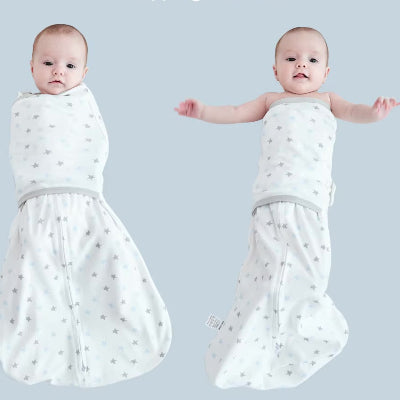 Sur un lit blanc, un bébé repose paisiblement, enveloppé dans une gigoteuse emmaillotage parsemée d’étoiles.