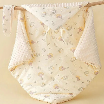 Suspendue à un bâton en bois, la turbulette aux éléphants attend d’être utilisée.