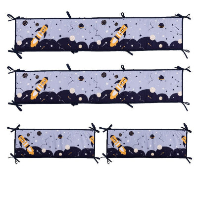 Tour de lit bebe garcon décoré d'un motif spatial mettant en scène des fusées, des étoiles, des constellations et des planètes