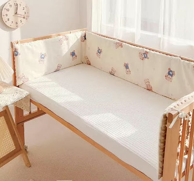 Tour de lit beige matelasse à ours pour un cocon doux et protecteur