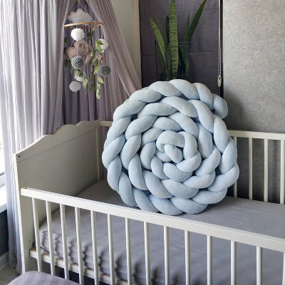 Tour de lit tresse bleu pastel modulable et à disposer dans le lit du bébé