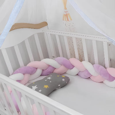 Tresse de lit 3 m aux teintes pastel violet, blanc et rose entourant un lit blanc avec un coussin étoile