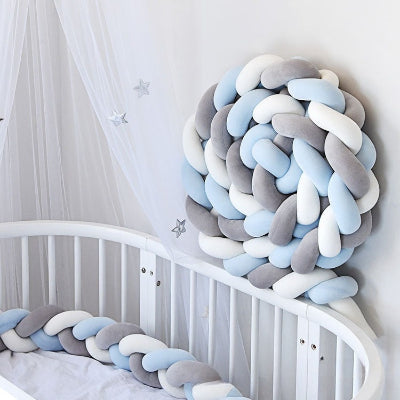 Tresse de lit 4 m gris bleu et blanc entourant un lit blanc avec une seconde tresse en boule posée au bord du lit