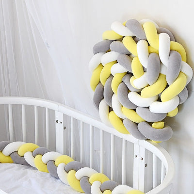 Tresse de lit 4 m jaune, blanche et grise entourant un lit blanc, avec une seconde tresse enroulée en boule et posée au bord du lit.