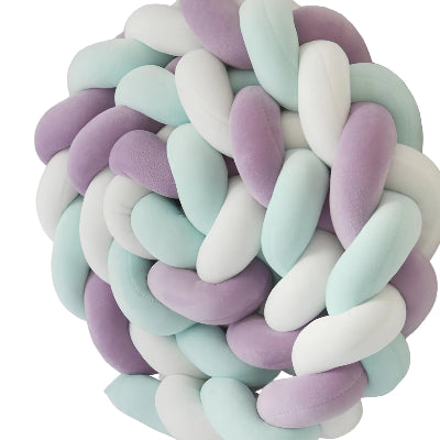 Tresse de lit de 3 m aux teintes pastel violet, blanc et vert d’eau enroulée en boule