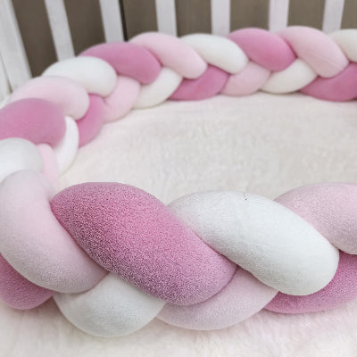 Tresse tour de lit aux teintes rose et blanc pour un cocon tout en douceur