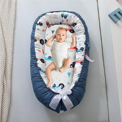 Un bébé allongé dans son  Berceau Bébé NidPortableBébé™ Voiture Bleue 