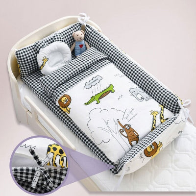 Un réducteur de lit pour bébé InfantSleep™ avec un design savane