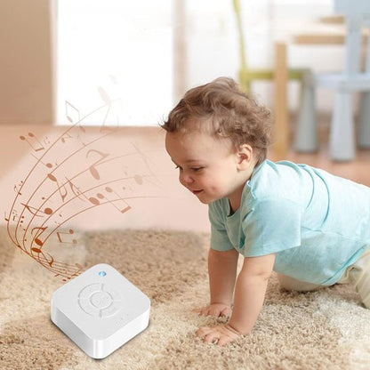 À quatre pattes sur le sol, le bébé est captivé par la veilleuse bruit blanc ZenGlow™ qui diffuse sa douce lumière devant lui