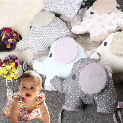 Un assortiment de coussins éléphants rembourrés aux styles variés idéal pour créer un tour de lit bébé sécurisant