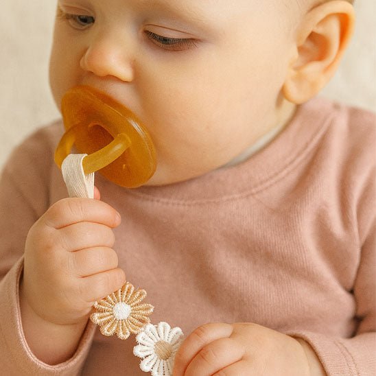 ATTACHE SUCETTE - flora™ - Univers de Joy